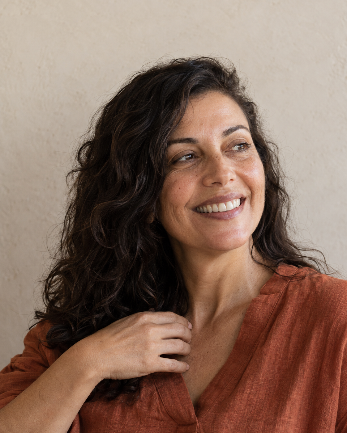 Retrato ilustrativo de uma mulher com sorriso natural, em luz suave